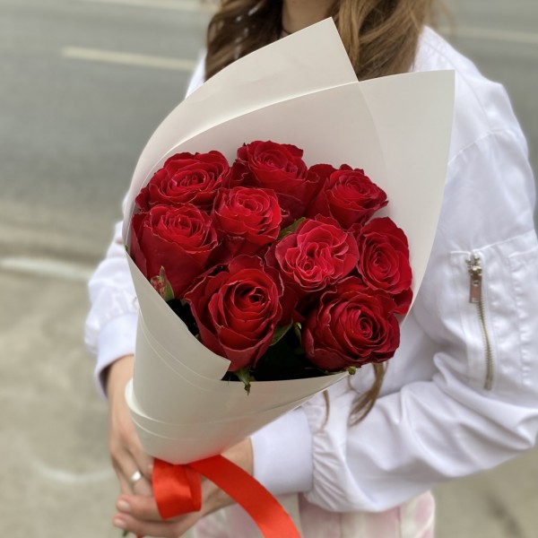 9 красных роз 40 см в упаковке