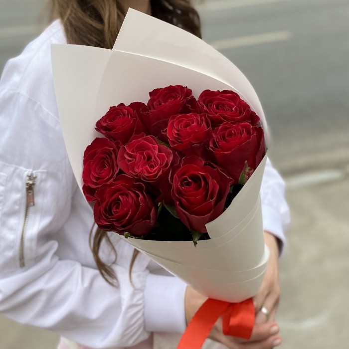9 красных роз 40 см в упаковке