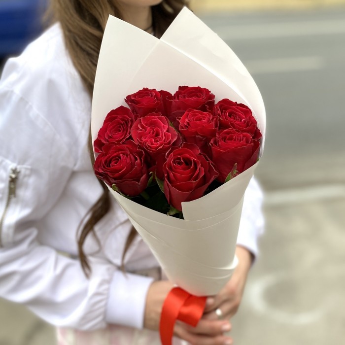 9 красных роз 40 см в упаковке