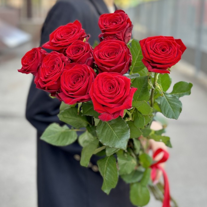 9 красных роз Ред Наоми 90 см