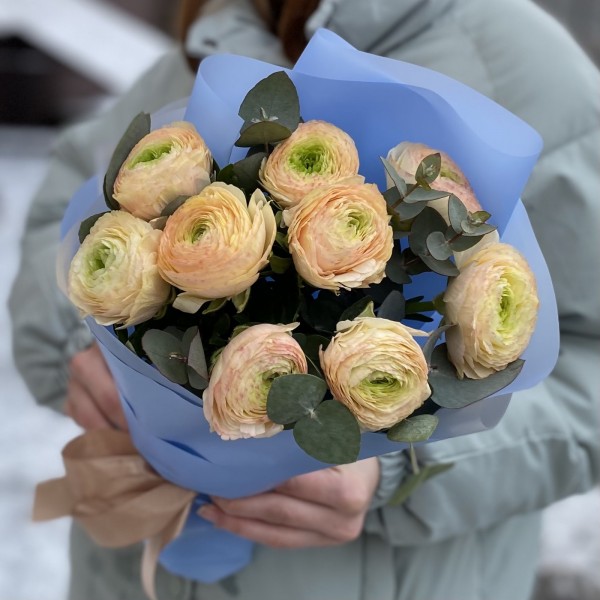 9 кремовых Ранункулюсов с эвкалиптом