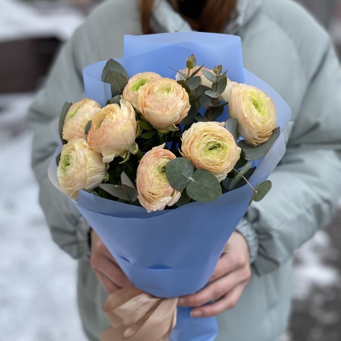 9 кремовых Ранункулюсов с эвкалиптом