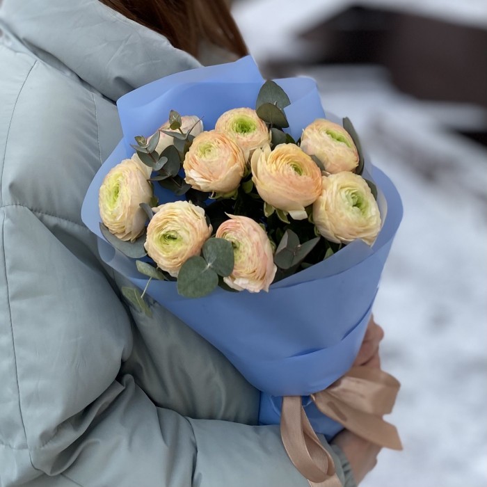 9 кремовых Ранункулюсов с эвкалиптом