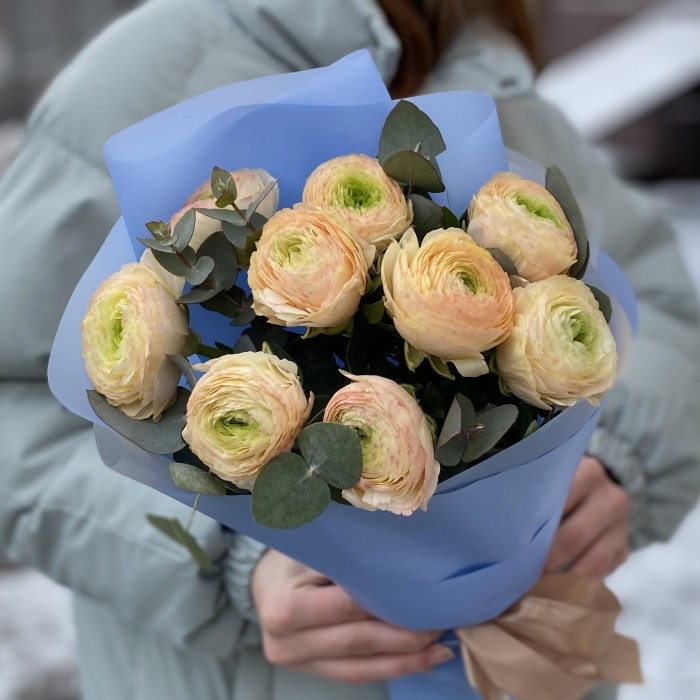 9 кремовых Ранункулюсов с эвкалиптом