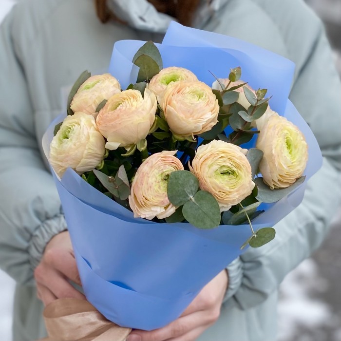 9 кремовых Ранункулюсов с эвкалиптом