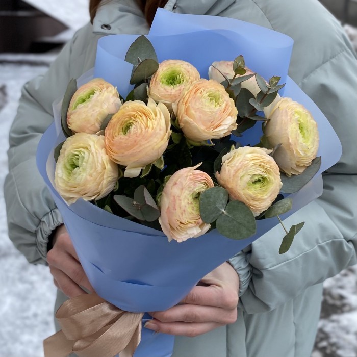9 кремовых Ранункулюсов с эвкалиптом