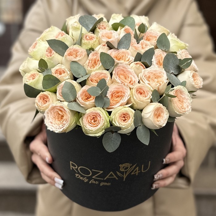 9 кустовых пионовидных роз Павлова в коробке