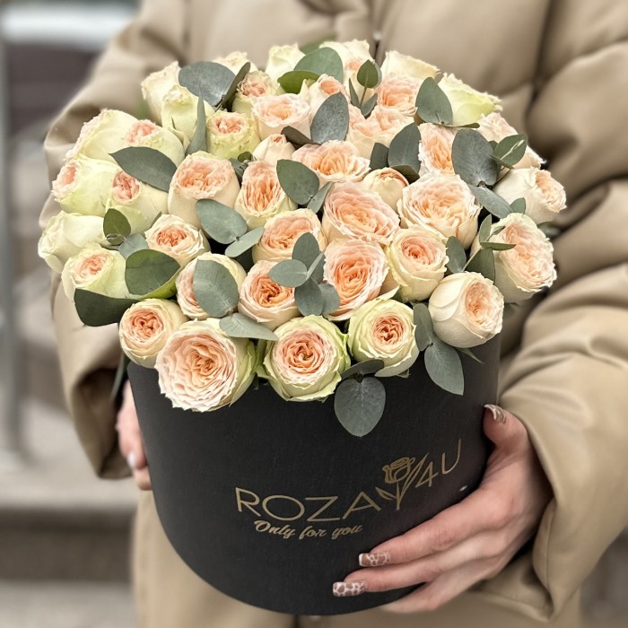 9 кустовых пионовидных роз Павлова в коробке