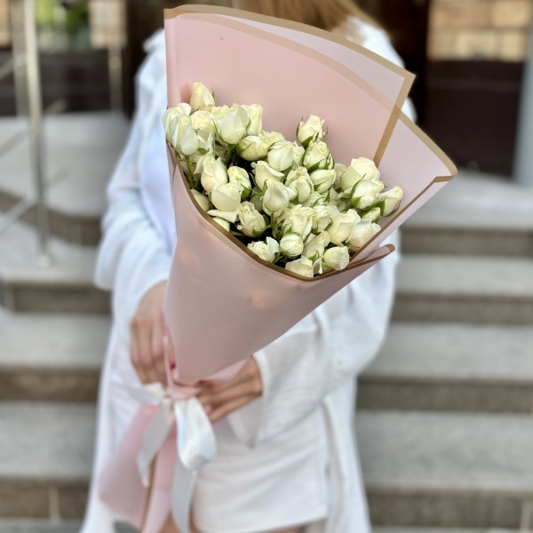 9 кустовых роз Сноу Бабл 80 см в упаковке