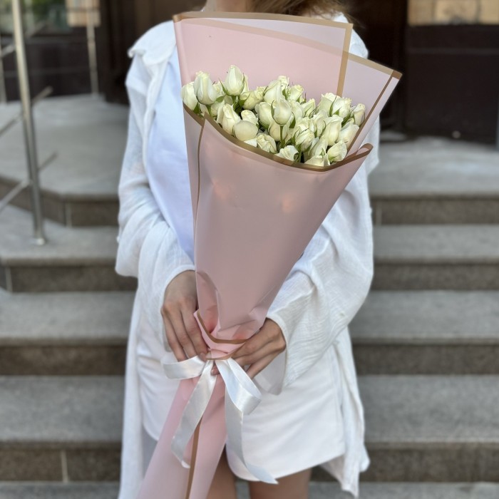 9 кустовых роз Сноу Бабл 80 см в упаковке