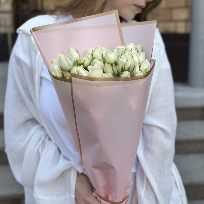 9 кустовых роз Сноу Бабл 80 см в упаковке