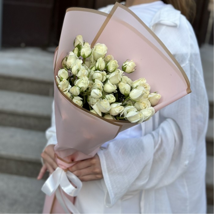 9 кустовых роз Сноу Бабл 80 см в упаковке