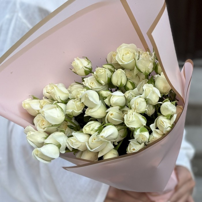 9 кустовых роз Сноу Бабл 80 см в упаковке