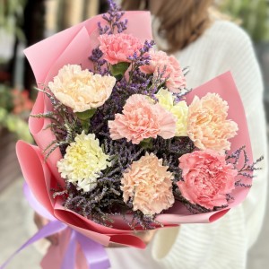 9 нежных гвоздик с лимониумом