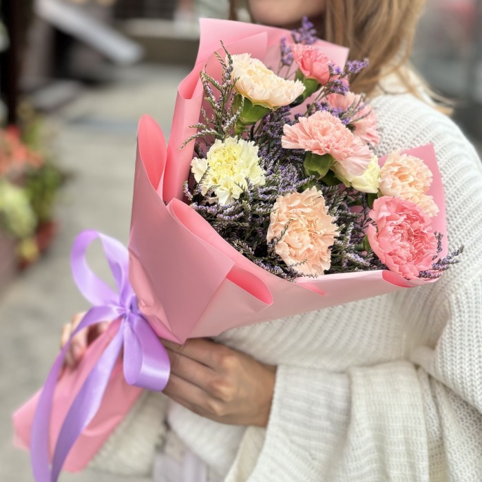 9 нежных гвоздик с лимониумом