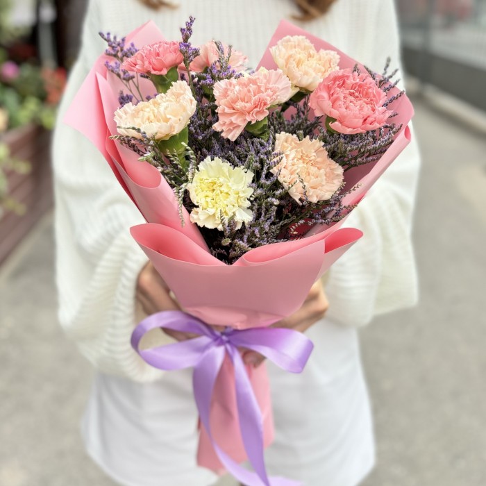 9 нежных гвоздик с лимониумом