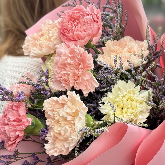 9 нежных гвоздик с лимониумом