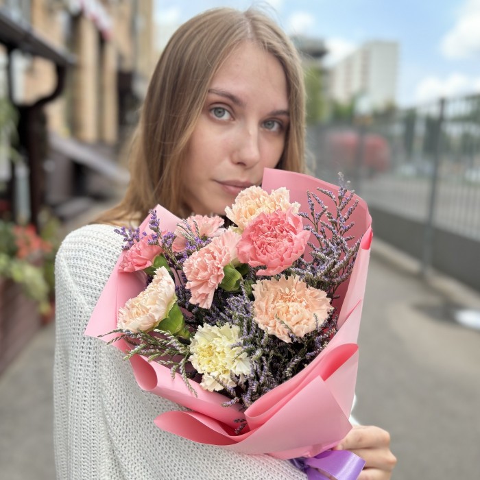 9 нежных гвоздик с лимониумом