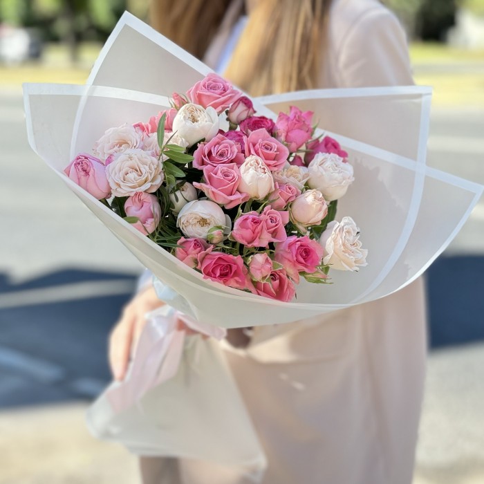 9 нежных кустовых и пионовидных роз MIX