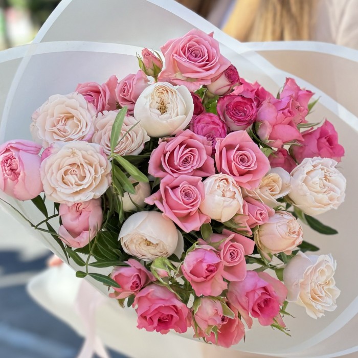 9 нежных кустовых и пионовидных роз MIX