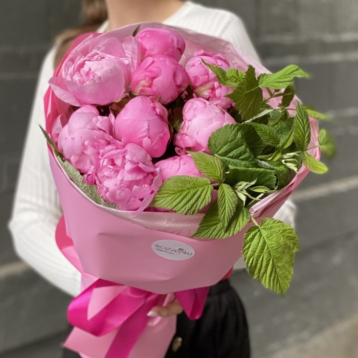 9 розовых пионов Флеминг с малиной