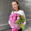 9 розовых пионов Флеминг с малиной