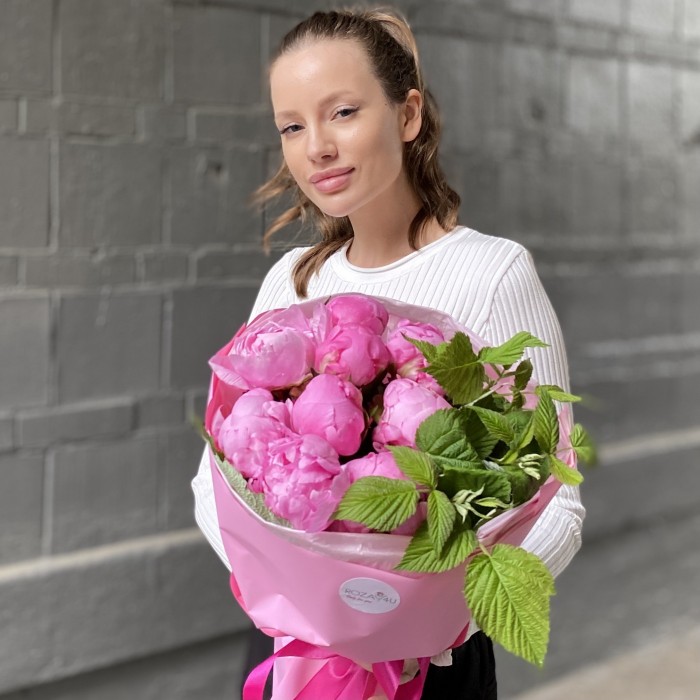 9 розовых пионов Флеминг с малиной