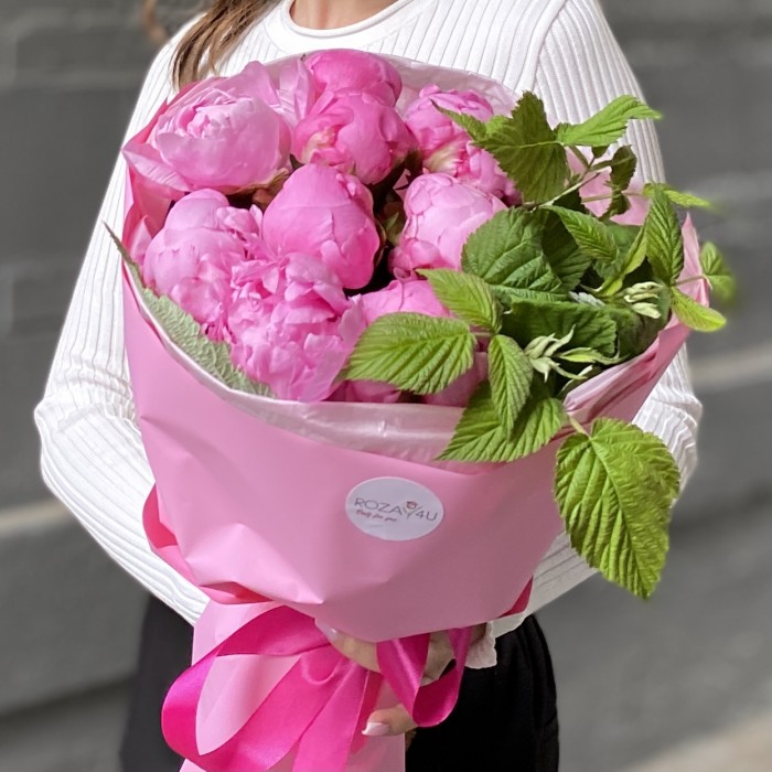 9 розовых пионов Флеминг с малиной