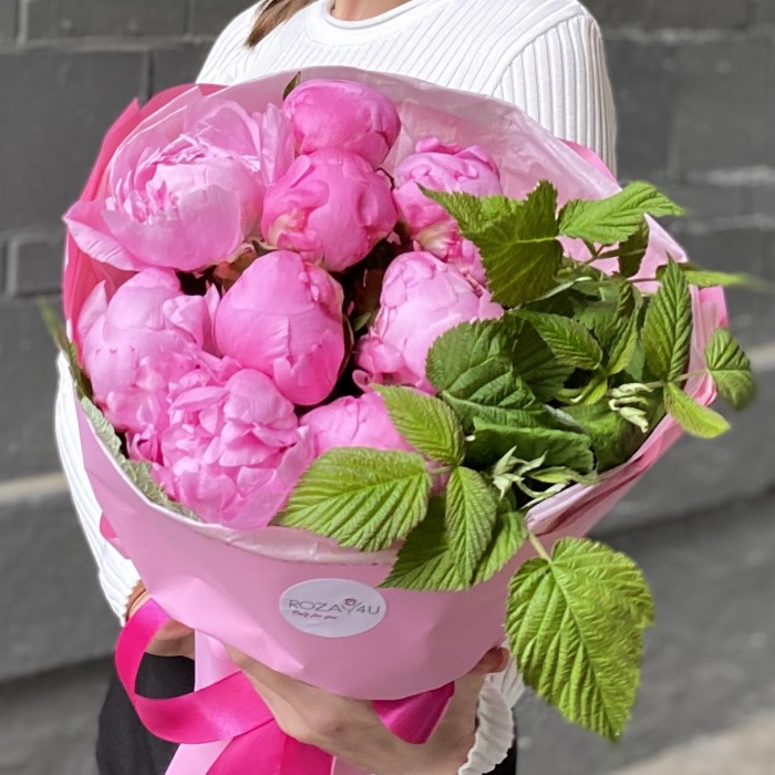 9 розовых пионов Флеминг с малиной