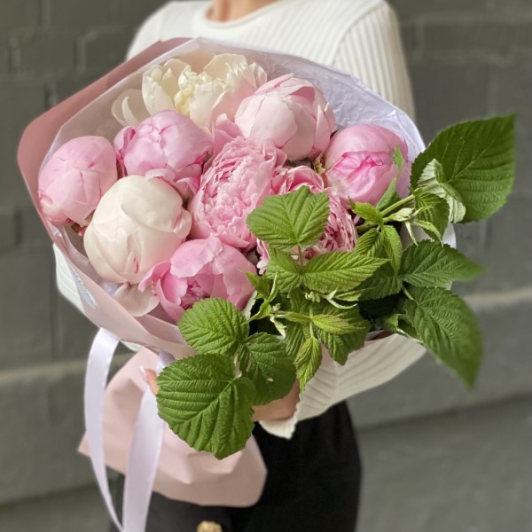 Букет из 9 белых и розовых пионов Сара Бернар