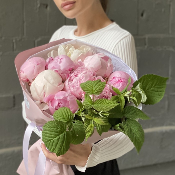 Букет из 9 белых и розовых пионов Сара Бернар