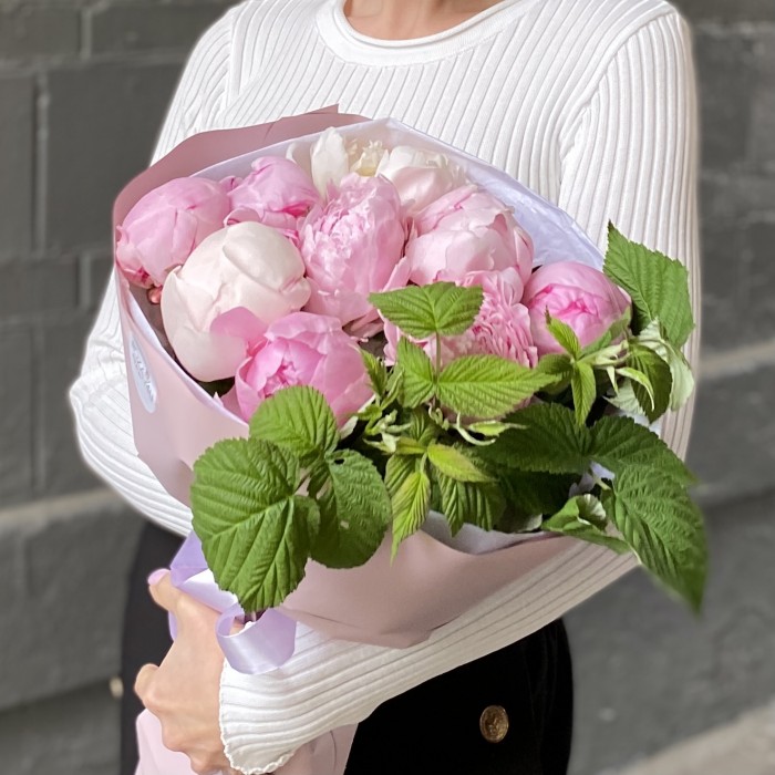 Букет из 9 белых и розовых пионов Сара Бернар