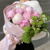 Букет из 9 белых и розовых пионов Сара Бернар