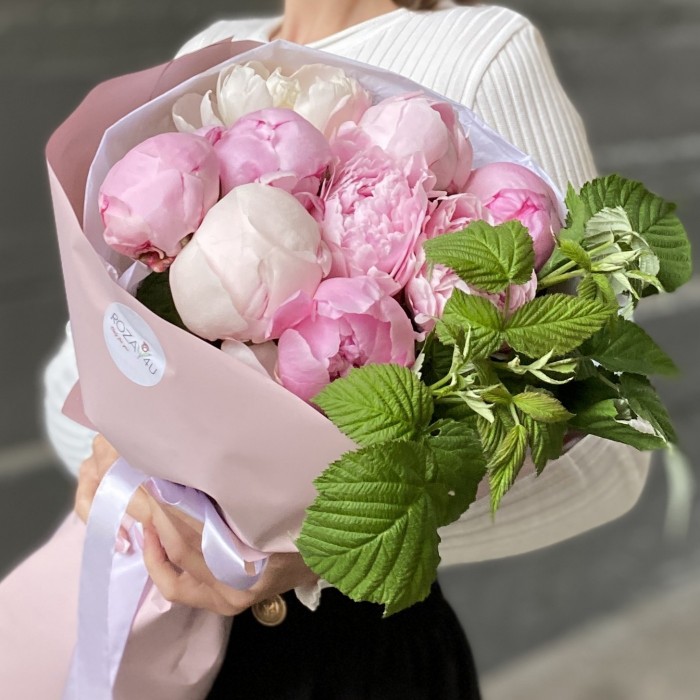 Букет из 9 белых и розовых пионов Сара Бернар