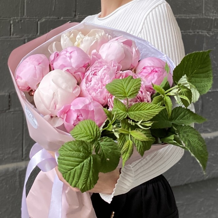Букет из 9 белых и розовых пионов Сара Бернар