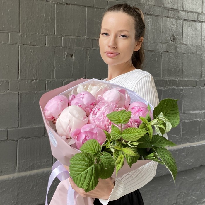 Букет из 9 белых и розовых пионов Сара Бернар