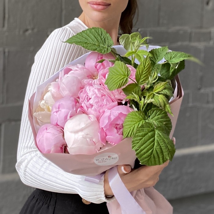 Букет из 9 белых и розовых пионов Сара Бернар