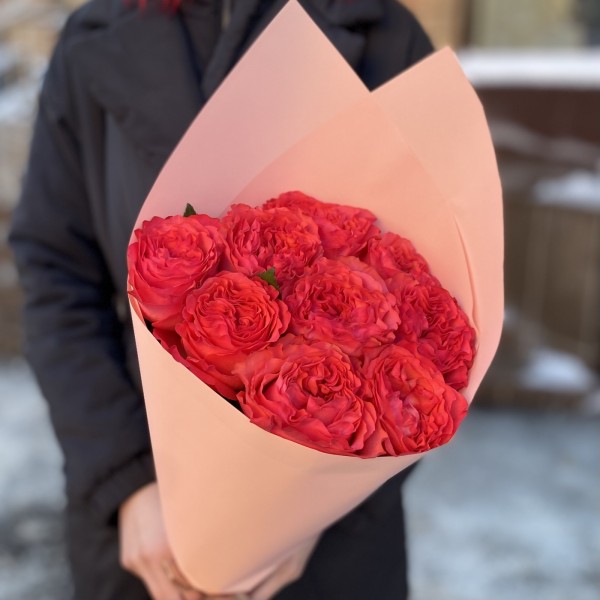 9 пионовидных красно-коралловых роз Корал Рива