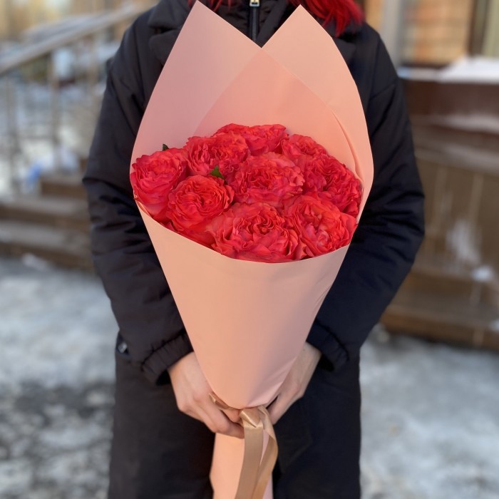 9 пионовидных красно-коралловых роз Корал Рива