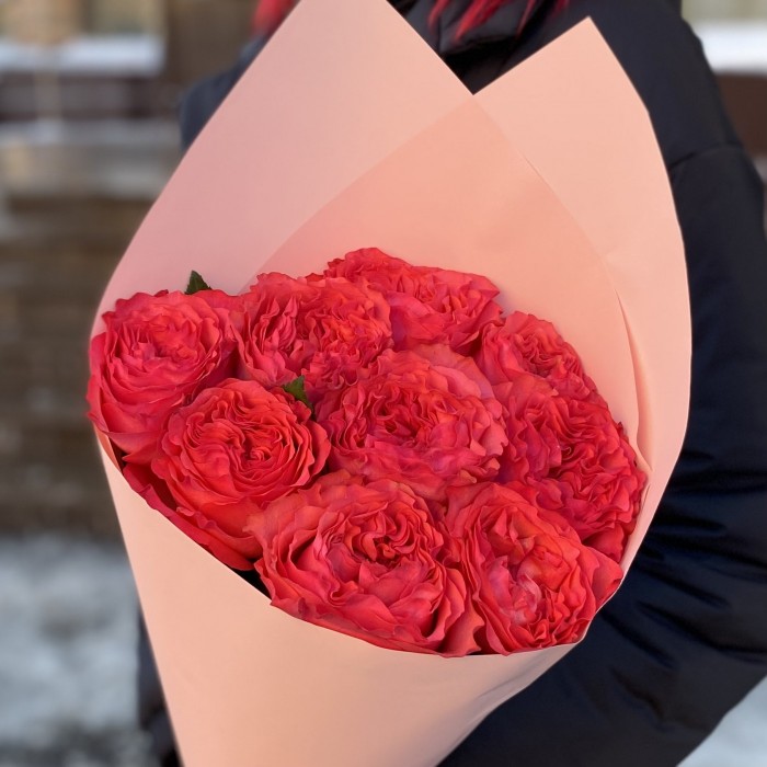 9 пионовидных красно-коралловых роз Корал Рива