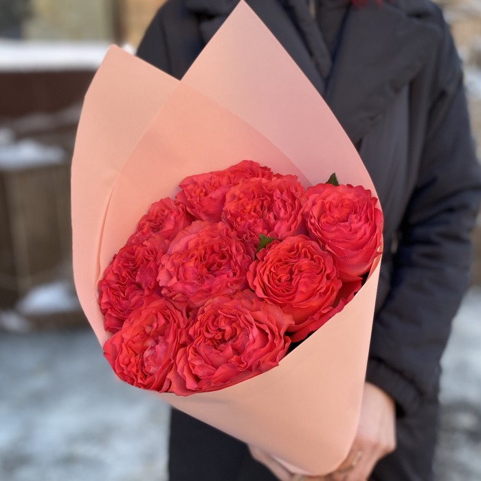 9 пионовидных красно-коралловых роз Корал Рива