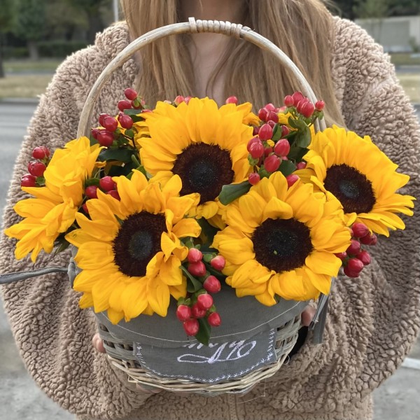 9 подсолнухов с гиперикумом корзине