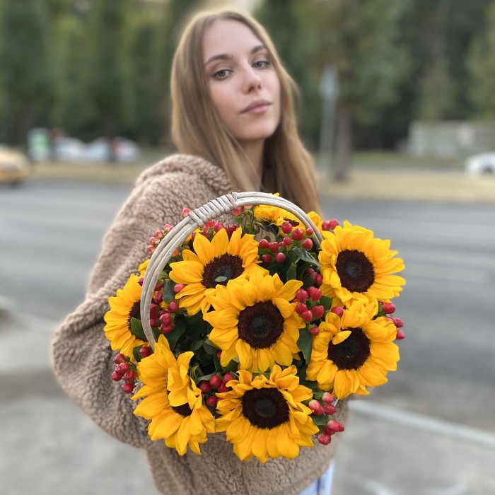 9 подсолнухов с гиперикумом корзине