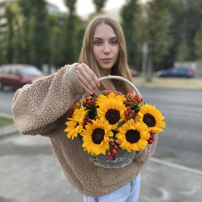 9 подсолнухов с гиперикумом корзине