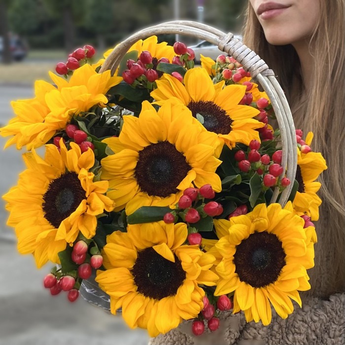 9 подсолнухов с гиперикумом корзине