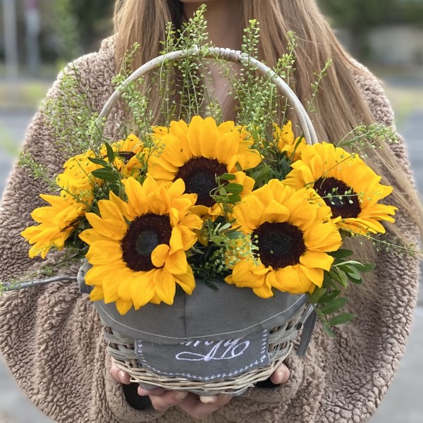 9 подсолнухов с гринбеллом в корзине