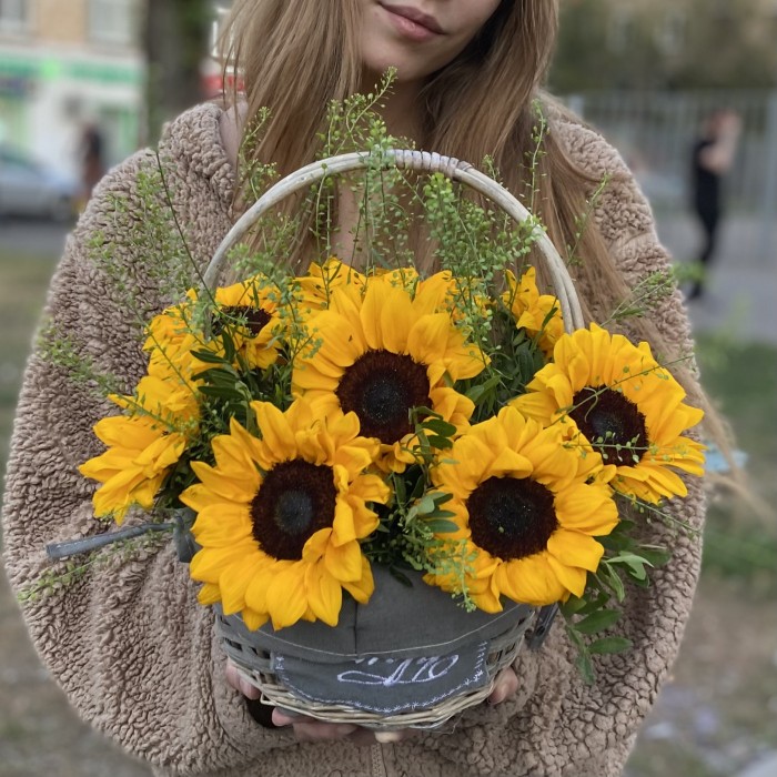 9 подсолнухов с гринбеллом в корзине