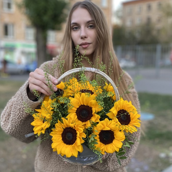 9 подсолнухов с гринбеллом в корзине