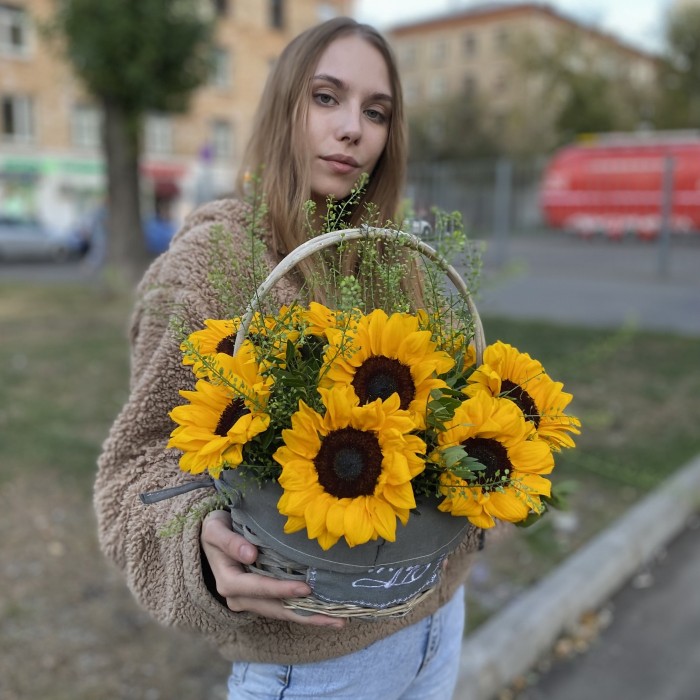 9 подсолнухов с гринбеллом в корзине