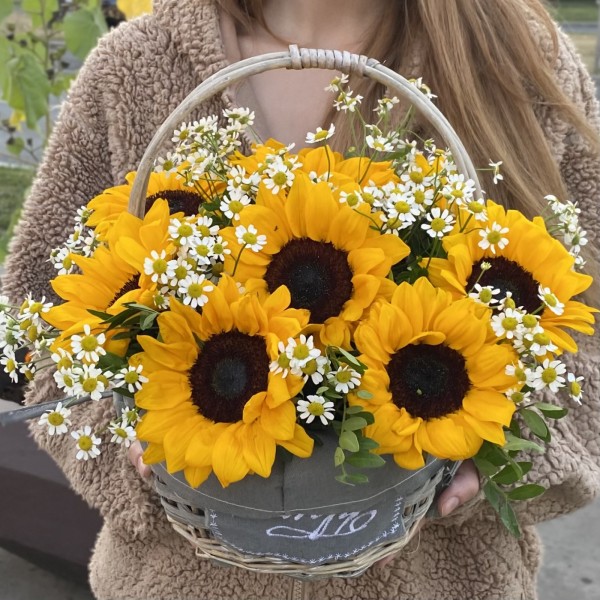 9 подсолнухов с ромашками в корзине